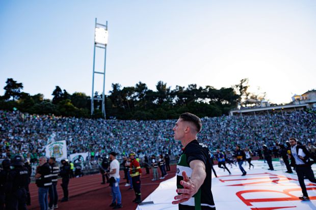 Gyokeres a festejar com os adeptos do Sporting no Jamor