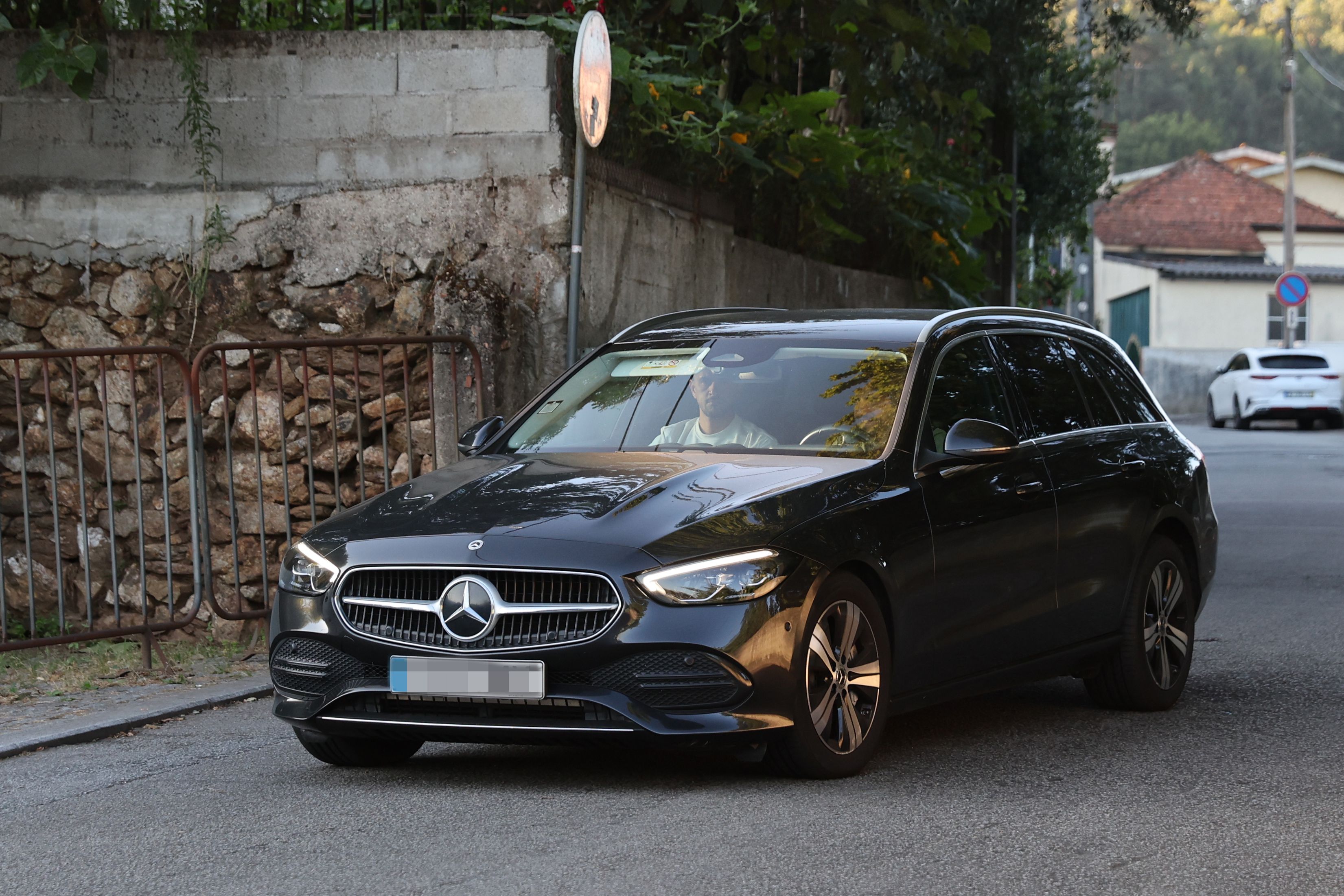 Equipa do FC Porto chega ao Centro de Treinos e Formacao Desportiva Porto/Gaia para mais um dia de trabalho: Lucho Gonzalez e Lino Godinho. Segunda-feira, 28 de julho de 2025. (Catarina Morais / Kapta+)