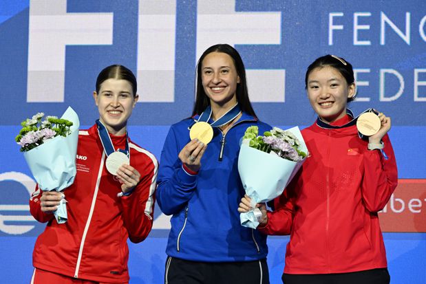 Yana Egorian, da Rússia, ganhou ouro, Zuzanna Cieslar prata e Pan Qimiao bronze, tal como Alina Komashchuk, que não quis juntar-se à foto (IMAGO)