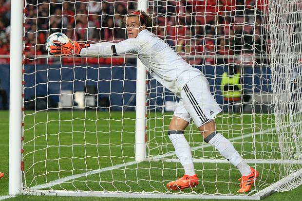 Svilar falhou abordagem a um livre lateral e, ao tentar agarrar a bola, fê-la passar a linha de baliza