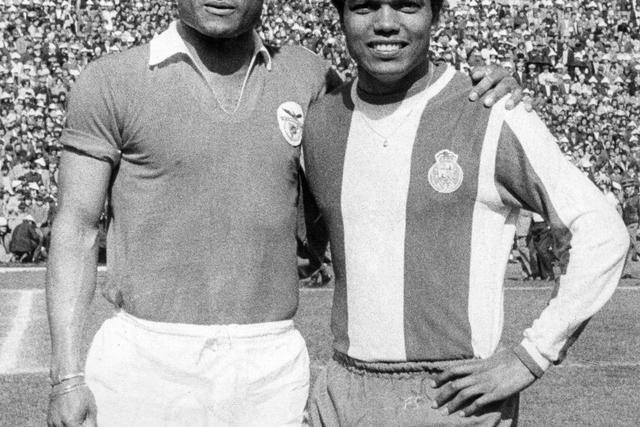 Eusébio e Cubillas, em jogo da 23ª jornada do Campeonato Nacional, época 1973/74 - Foto: ASF/PRESS PHOTO AGENCY