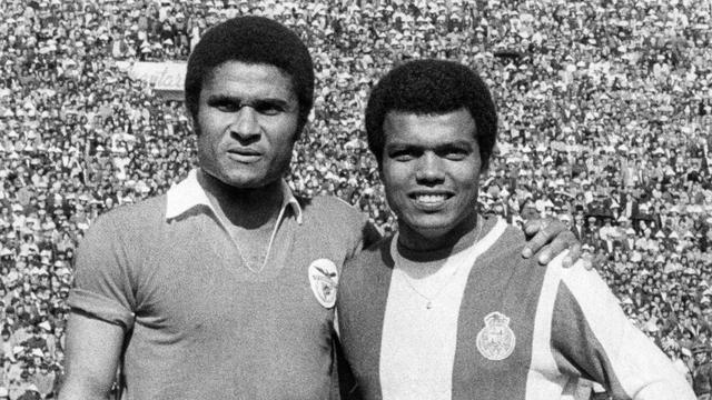 Eusébio e Cubillas, em jogo da 23ª jornada do Campeonato Nacional, época 1973/74 - Foto: ASF/PRESS PHOTO AGENCY
