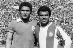 Eusébio e Cubillas, em jogo da 23ª jornada do Campeonato Nacional, época 1973/74 - Foto: ASF/PRESS PHOTO AGENCY