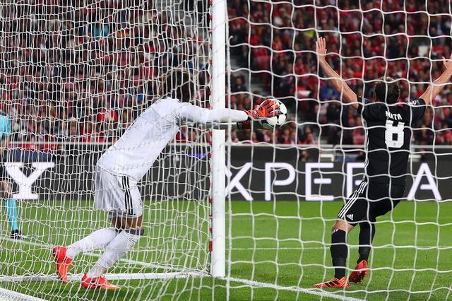 Svilar falhou abordagem a um livre lateral e, ao tentar agarrar a bola, fê-la passar a linha de baliza