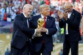 Gianni Infantino o lado de Donald Trump, presidente dos EUA, na final do Mundial 2026