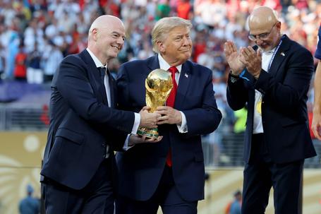 Gianni Infantino o lado de Donald Trump, presidente dos EUA, na final do Mundial 2026