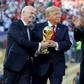 Gianni Infantino o lado de Donald Trump, presidente dos EUA, na final do Mundial 2026