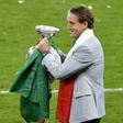 Roberto Mancini festeja conquista do Euro 2020, disputado em 2021 (IMAGO)