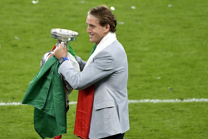 Roberto Mancini festeja conquista do Euro 2020, disputado em 2021 (IMAGO)