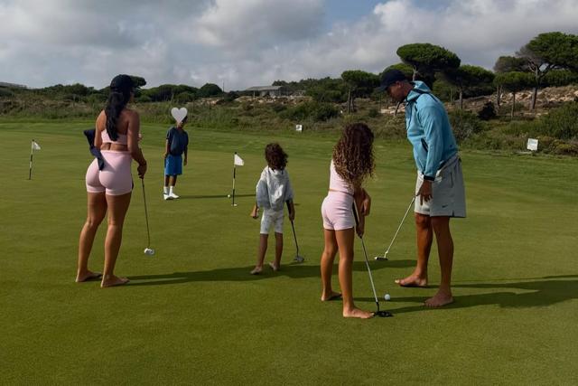 Georgina a praticar golfe com a família - Foto: Georgina Rodríguez/Instagram