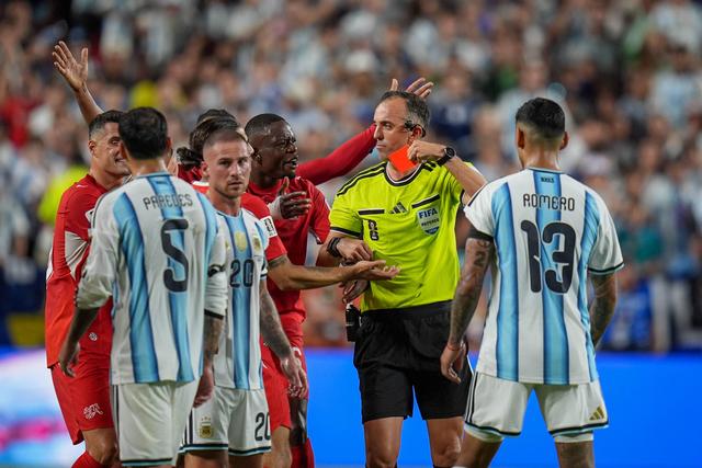 João Pinheiro a mostrar o vermelho a Embolo por simulação após ir ao VAR