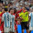 João Pinheiro a mostrar o vermelho a Embolo por simulação após ir ao VAR