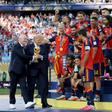 Infantino e Trump a darem o prémio de campeões do mundo à Espanha