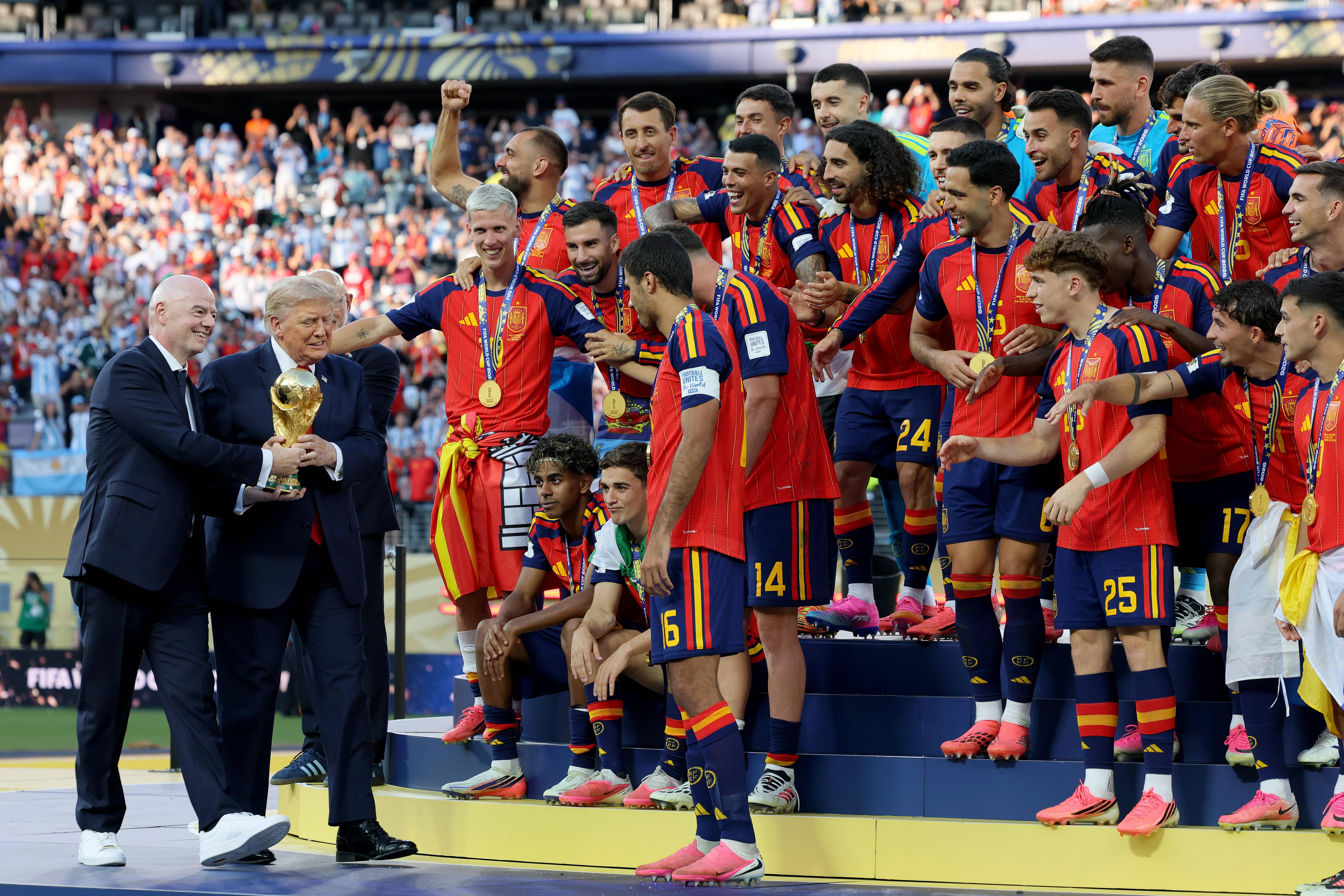 Infantino e Trump a darem o prémio de campeões do mundo à Espanha