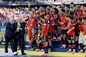 Infantino e Trump a darem o prémio de campeões do mundo à Espanha