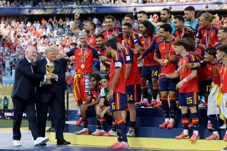 Infantino e Trump a darem o prémio de campeões do mundo à Espanha