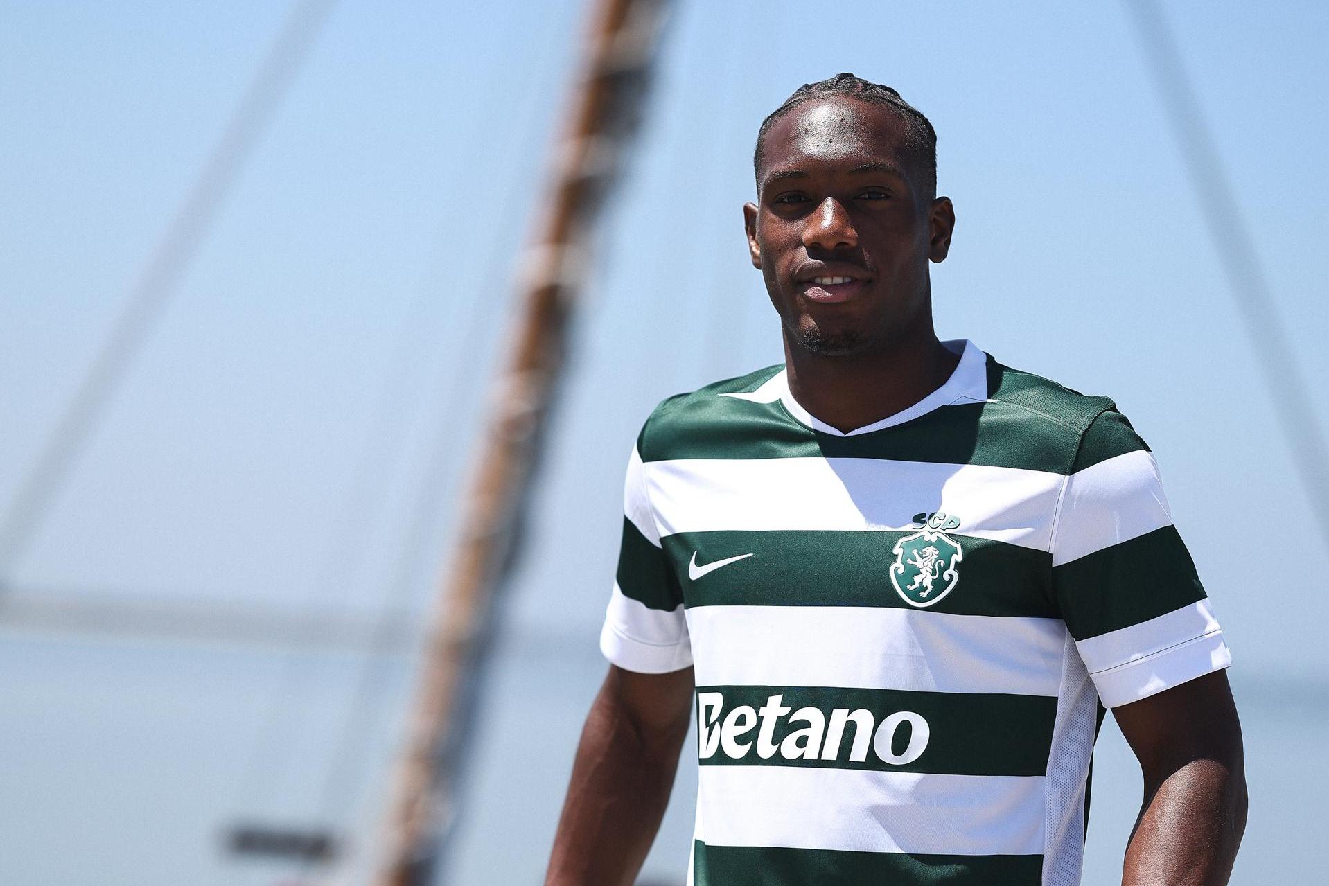 Se a contratação de Ba tivesse sido feita pelo Benfica, depois de um clube desistir na sequência de exames médicos, a cobertura mediática seria igual? — Foto: SPORTING CP