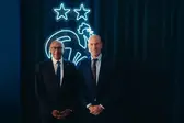 Zidane, à direita, foi apresentado como novo selecionador de França por Philippe Diallo, presidente da Federação Francesa de Futebol (esquerda) - Foto: FFF