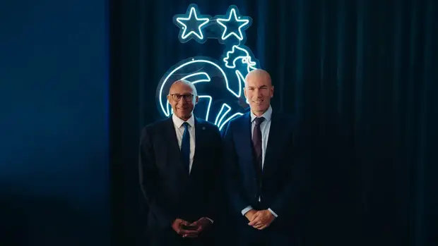 Zidane, à direita, foi apresentado como novo selecionador de França por Philippe Diallo, presidente da Federação Francesa de Futebol (esquerda) - Foto: FFF