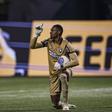 Wilton Pereira Sampaio mostra o amarelo a John, do Botafogo