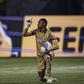Wilton Pereira Sampaio mostra o amarelo a John, do Botafogo