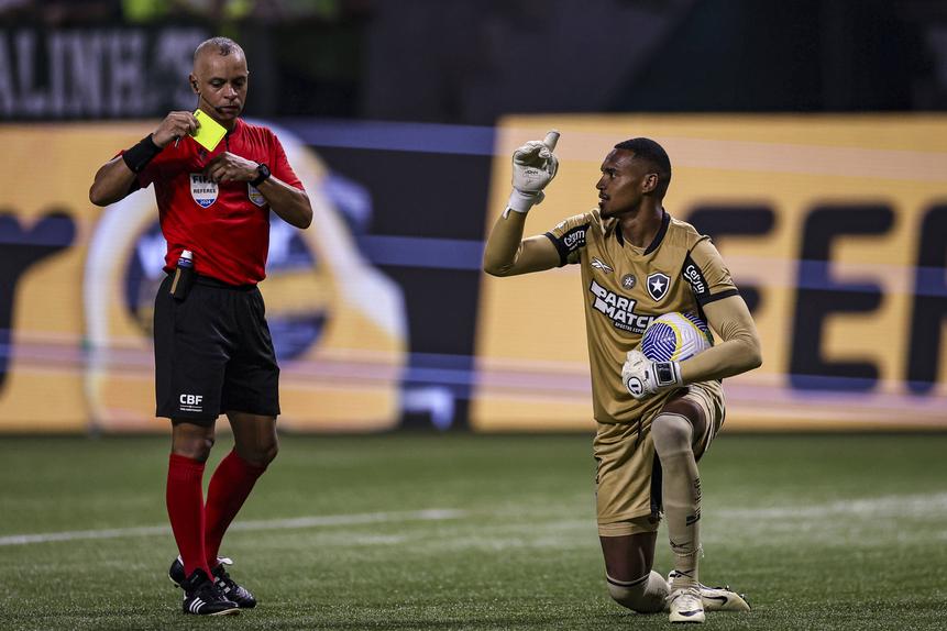 Wilton Pereira Sampaio mostra o amarelo a John, do Botafogo