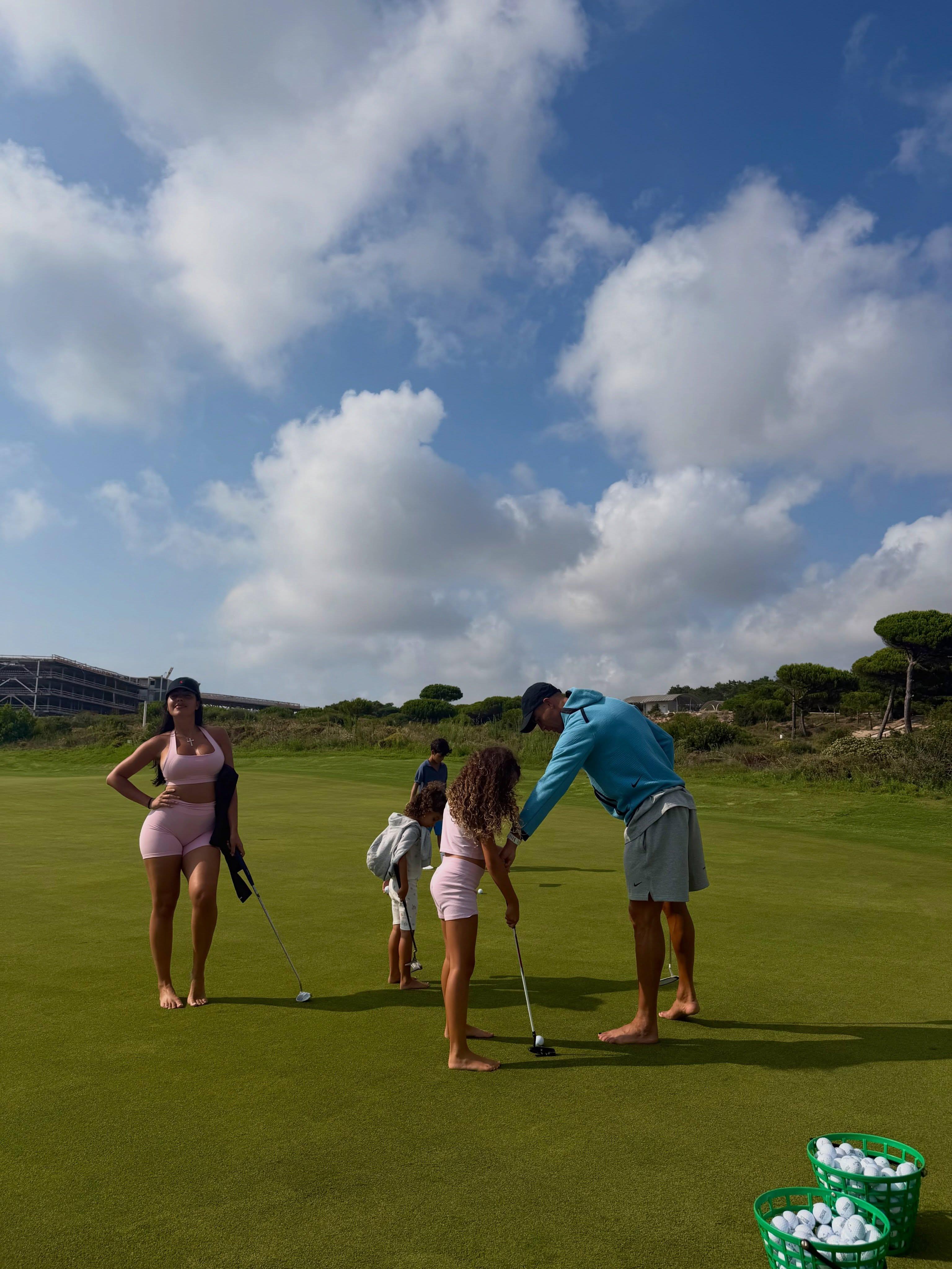 Georgina a praticar golfe com Ronaldo e os filhos - Foto: Georgina Rodríguez/Instagram