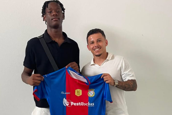 Gyovani Maieco no momento da oficialização como novo jogador do Alverca (gyovanimaeco/Instagram)