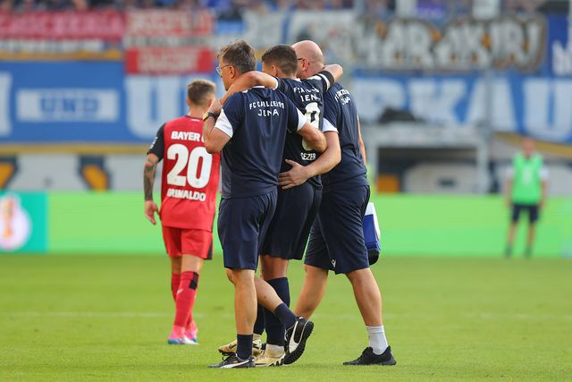 Grimaldo assiste e Leverkusen vence jogo da Taça marcado por lesão grave