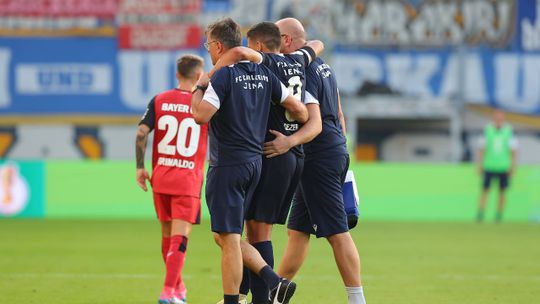 Grimaldo assiste e Leverkusen vence jogo da Taça marcado por lesão grave