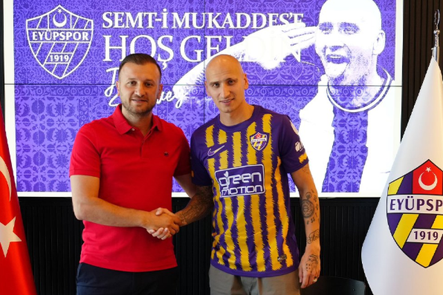 Oficial: Jonjo Shelvey assina pela equipa turca de Arda Turan