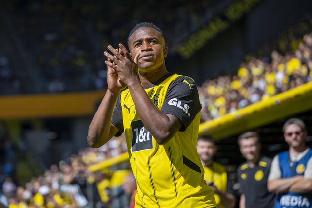 Oficial: Moukoko deixa o Dortmund e ruma a Nice