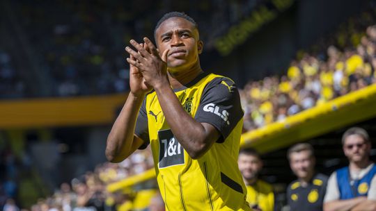 Oficial: Moukoko deixa o Dortmund e ruma a Nice