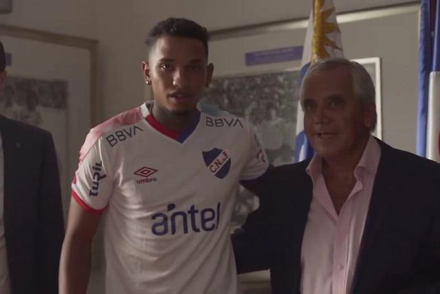 Clube presta tributo a jogador que morreu após desmaiar em campo