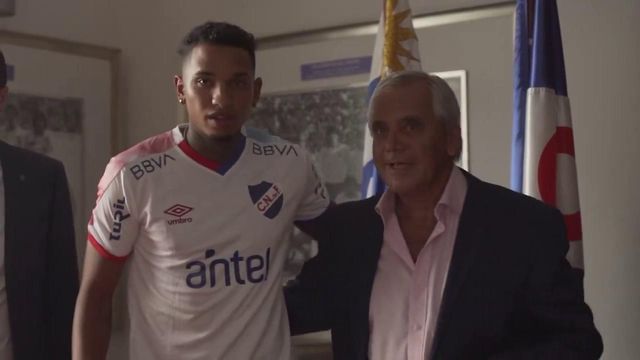 Clube presta tributo a jogador que morreu após desmaiar em campo