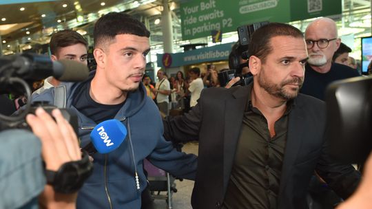 Zeki Amdouni já aterrou em Lisboa para assinar com o Benfica