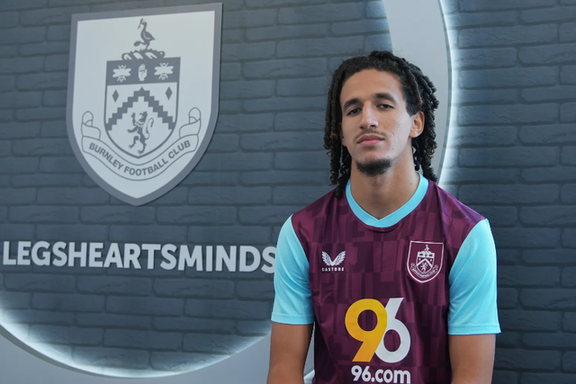 Vídeo: 'Onda' Oasis ajuda Burnley a anunciar reforço