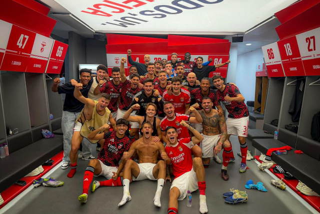 Plantel do Benfica festeja apuramento (Foto: Nicolàs Otamendi/Instagram)