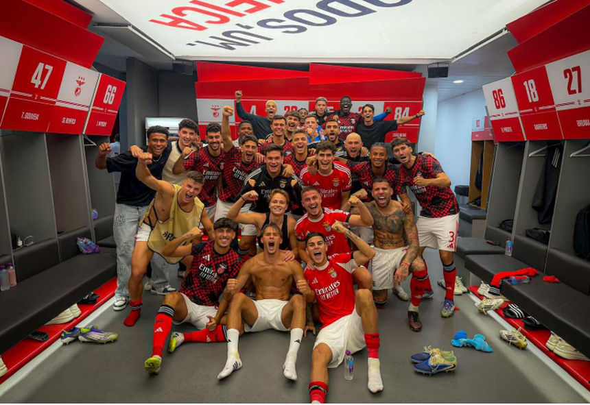 Plantel do Benfica festeja apuramento (Foto: Nicolàs Otamendi/Instagram)