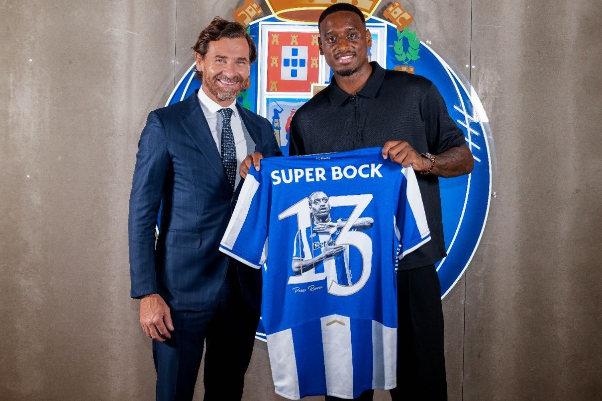 Pablo Rosario com o presidente André Villas-Boas (Foto: FC Porto)