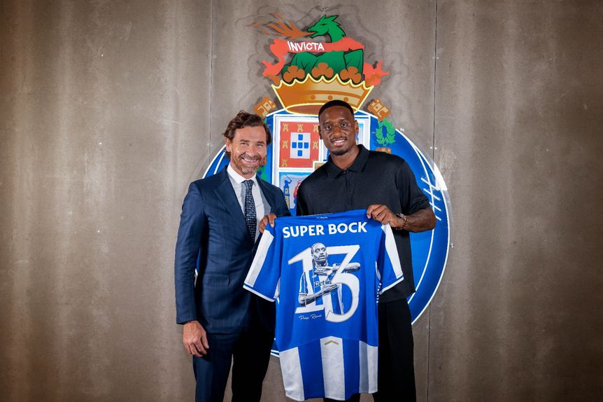 Pablo Rosario com o presidente André Villas-Boas (Foto: FC Porto)