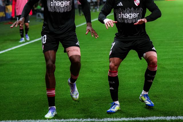 Diego Moreira a celebrar com Emegha