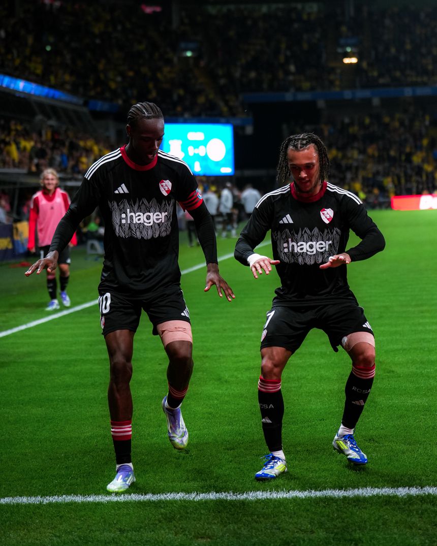 Diego Moreira a celebrar com Emegha