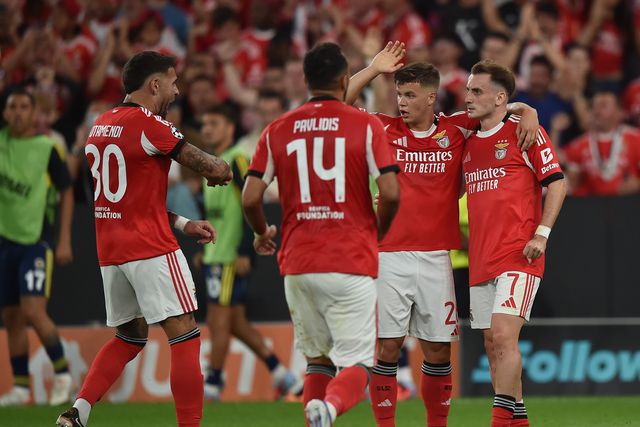 Otamendi, Pavlidis e Dahl felicitam Akturkoglu pelo golo que valeu a vitória sobre o Fenerbahçe e a qualificação para a fase de liga da Champions