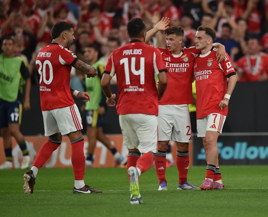 Otamendi, Pavlidis e Dahl felicitam Akturkoglu pelo golo que valeu a vitória sobre o Fenerbahçe e a qualificação para a fase de liga da Champions