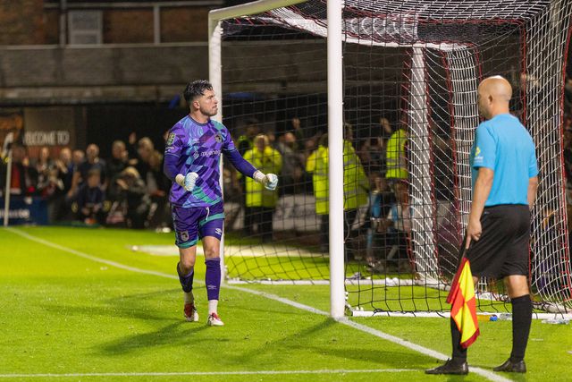Christy Pym, gurada-redes do Grimsby Town defendeu um penálti e no fim fez a festa (IMAGO)