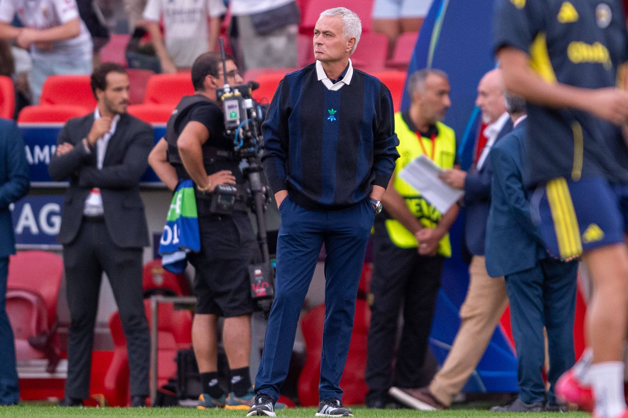 José Mourinho não conseguiu levar o Fenerbahçe à fase de liga da Liga dos Campeões, depois da derrota por 1-0 com o Benfica no Estádio da Luz
