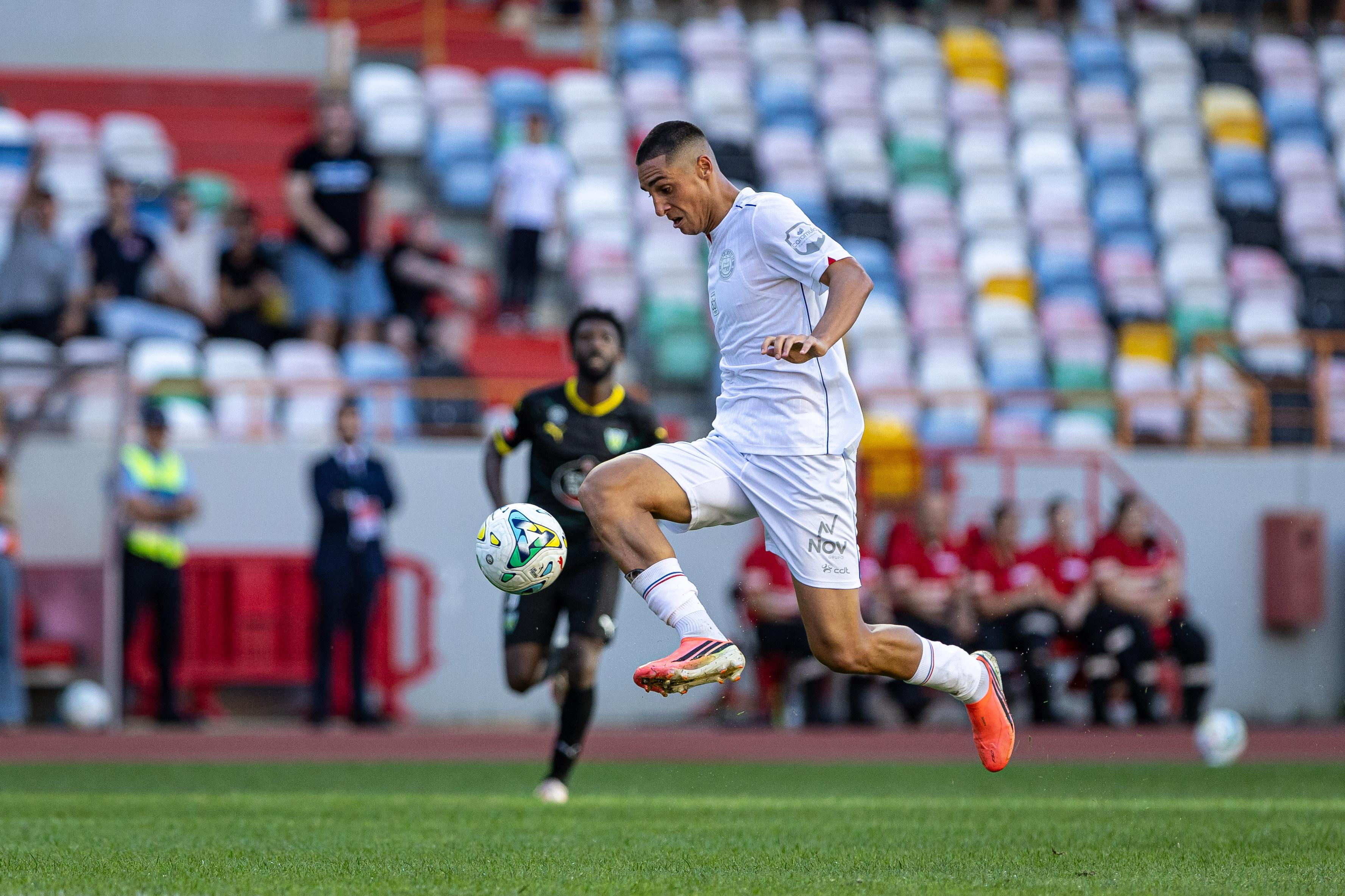 Pablo Fernández marcou o primeiro golo da vitória (2-0) da UD Leiria sobre o Tondela — Foto: UD Leiria