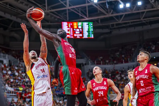 Neemias Queta no jogo com os espanhóis - foto: FIBA
