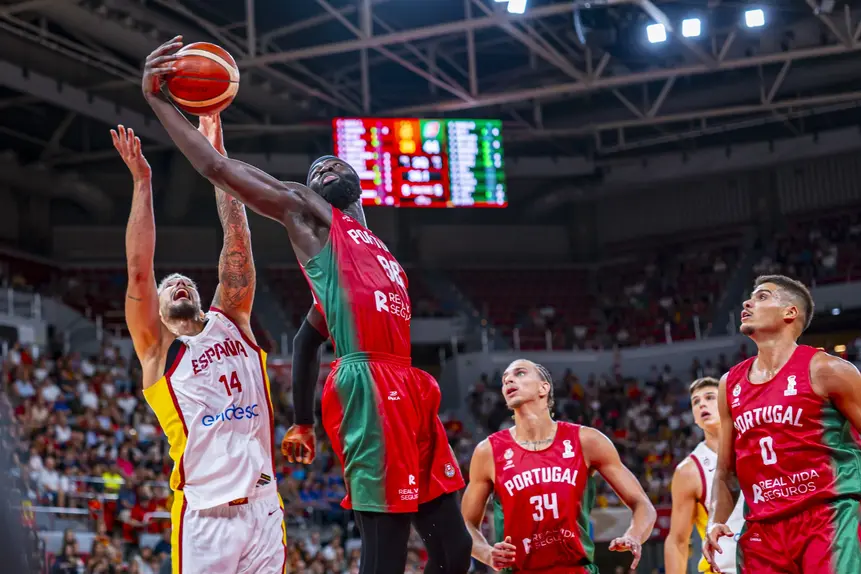 Neemias Queta no jogo com os espanhóis - foto: FIBA
